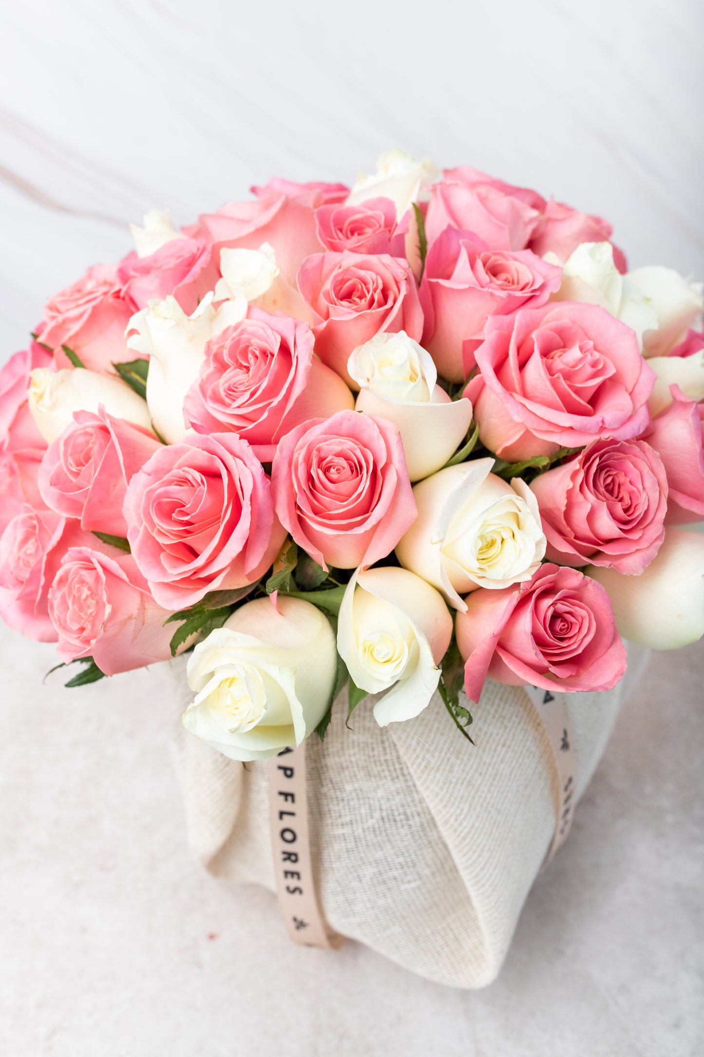 Burbuja de Rosas - Rosas Blancas y Claritas en Pecera