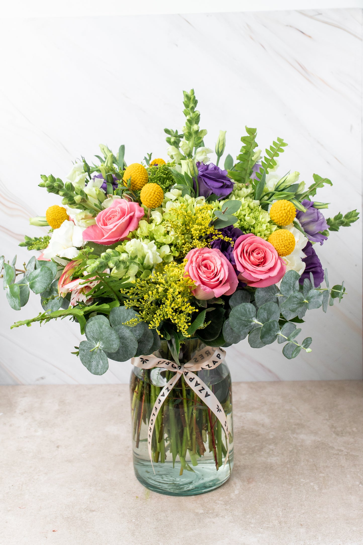 Amor Propio - Rosa Clarita, Clavel Blanco, Hortensia, Lisianthus, Craspedia y Perrito Blanco