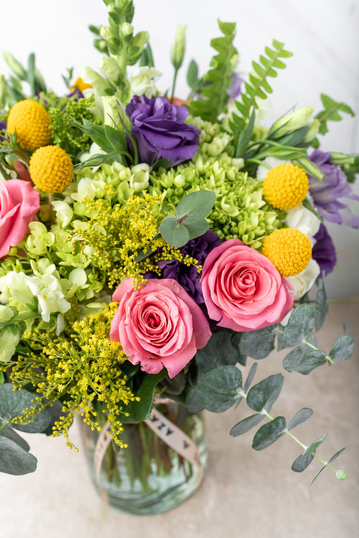 Amor Propio - Rosa Clarita, Clavel Blanco, Hortensia, Lisianthus, Craspedia y Perrito Blanco