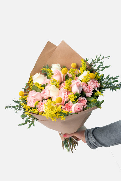 Ramo Creativo - Clavel Rosa y Rosa Blanca, Clarita y Craspedia