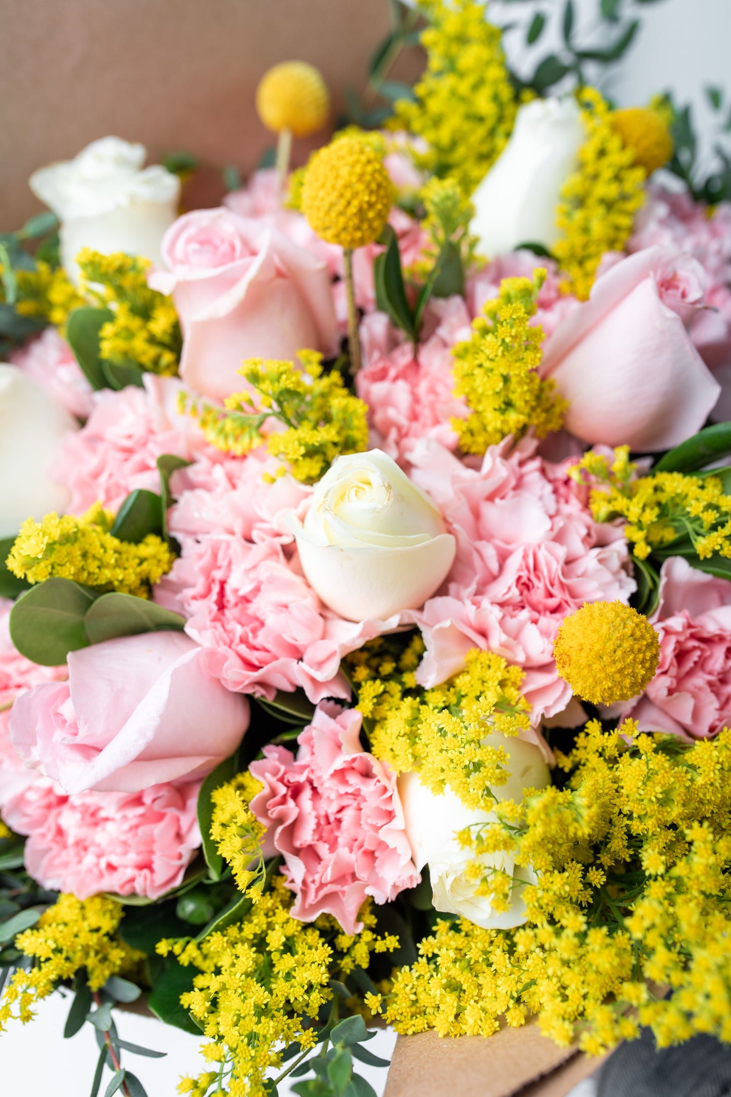 Ramo Creativo - Clavel Rosa y Rosa Blanca, Clarita y Craspedia