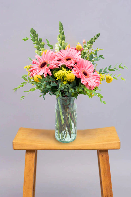 Optimista - Gerbera Rosa, Craspedia Amarilla y Perrito Blanco